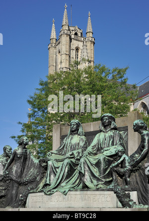Un monumento in onore dei fratelli Van Eyck e la cattedrale di San Bavone a Gand, Belgio Foto Stock