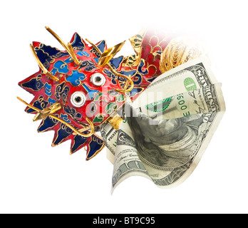 Drago Cinese con il dollaro americano in bocca. Dragon divora dollaro. Close-up. Foto Stock