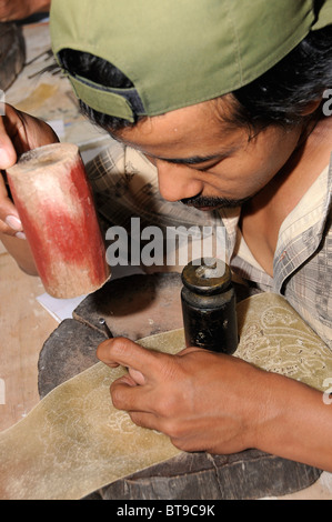 L'uomo la fabbricazione di shadow puppets, Jogyakarta, Giava centrale, Indonesia, Asia sud-orientale, Asia Foto Stock