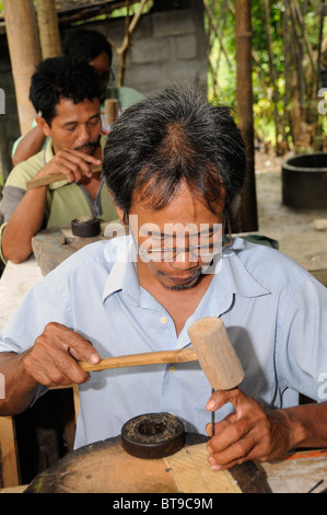 L'uomo la fabbricazione di shadow puppets, Jogyakarta, Giava centrale, Indonesia, Asia sud-orientale, Asia Foto Stock