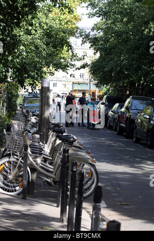 Velib noleggio biciclette in una strada laterale di Parigi Francia Foto Stock