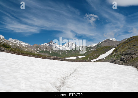 Bellissimo paesaggio da Pointe Rousse pass, Valle d'Aosta, Italia con il massiccio del Monte Bianco su sfondo Foto Stock