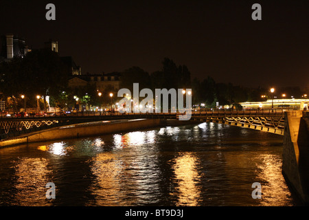 Vista notturna del fiume Senna a Parigi, Francia Foto Stock