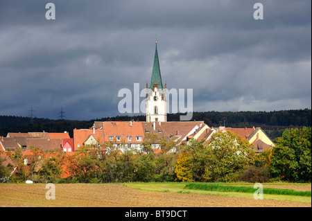 Vista della città vecchia di Engen con la torre campanaria del Mariae assunta assunta, Konstanz county, Baden-Wuerttemberg Foto Stock