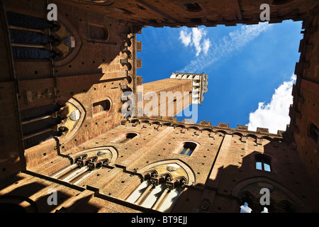 Torre del Mangia vista dal cortile del Palazzo Pubblico in Piazza del Campo a Siena, Toscana, Italia Foto Stock