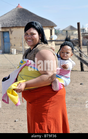 Ritratto di una madre, Sud Africa, "colorato" con un bambino in una imbracatura sulla sua schiena, Lady Frere, Capo orientale, Sud Africa Foto Stock