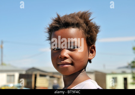 Ritratto di una ragazza con lo sguardo fiducioso, baraccopoli, township, Queenstown, Capo orientale, Sud Africa e Africa Foto Stock