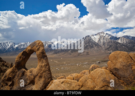 Whitney Portal Arch con il Monte Whitney, Alabama Hills, Sierra Nevada, in California, Stati Uniti d'America Foto Stock