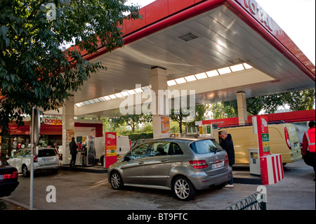 Parigi, Francia, distributore di benzina francese, Auto che si rifettano, Acquisto, Da Total Company, stazione di servizio francia Foto Stock