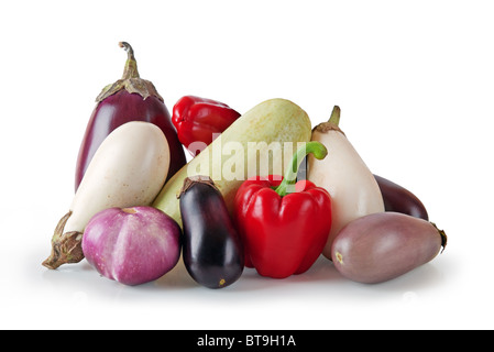 Un assortimento di verdure su sfondo bianco Foto Stock