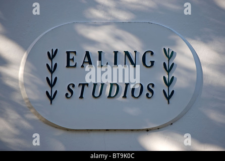 Ealing Studios nome placca alla studios' edificio principale, ealing verde, ad ovest di Londra - Inghilterra Foto Stock