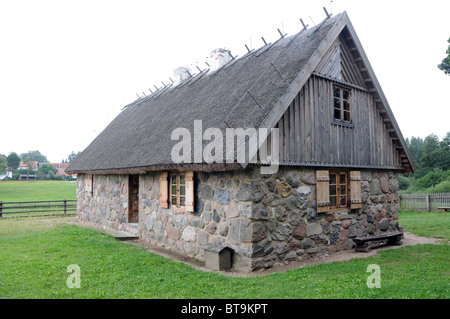 Homestead da Masuria regione, inizi del XIX secolo casa di pietra con il tetto di paglia, parco etnografico in Olsztynek, Polonia Foto Stock