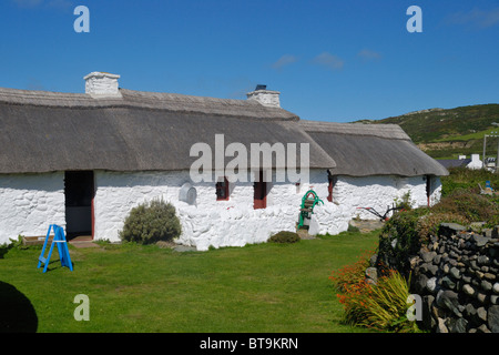 Swtan restaurato del XVII secolo cottage con il tetto di paglia, Anglesey, Galles del Nord Foto Stock