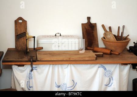 Tavolo da cucina nella vecchia capanna in legno, la Masuria regione, Polonia Foto Stock