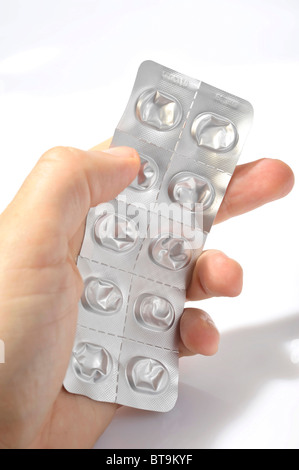 Mano che tiene un vuoto imballaggio tablet Foto Stock