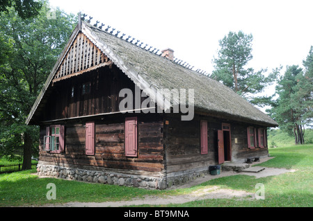 Xix secolo hut dal polacco Warmia regione, l'architettura popolare Museo e Parco Etnografico in Olsztynek, Polonia Foto Stock