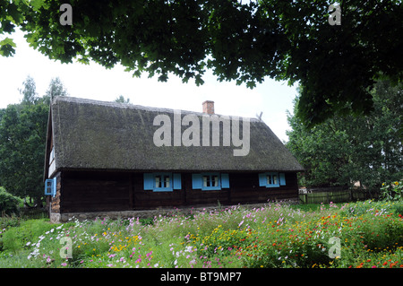 Originale tardo XIX secolo capanna (sinistra) con angolo arcade da regione di Warmia, Parco Etnografico in Olsztynek, Polonia Foto Stock