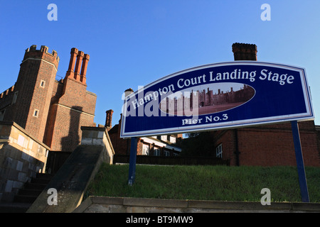 Hampton Court Imbarcadero Pier n. 3 sul Fiume Tamigi a Molesey. England Regno Unito. Foto Stock