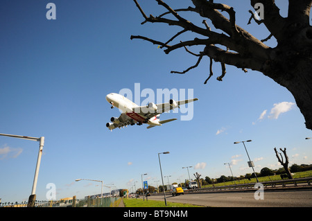 Volo bassa getti passeggero atterraggio all' aeroporto di Heathrow Foto Stock