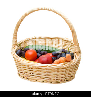 La verdura e la frutta in un cestino. Isolato su bianco. Foto Stock