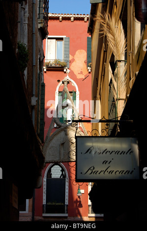 Una strada posteriore vicino al Ponte di Rialto, Venezia, Italia con restaurant sign in primo piano " Ristorante ai Barbacani'. Foto Stock