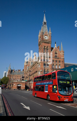 Red double-decker bus, Kings Cross St Pancras. Londra. In Inghilterra. Foto Stock