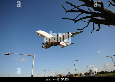 Volo bassa getti passeggero atterraggio all' aeroporto di Heathrow Foto Stock