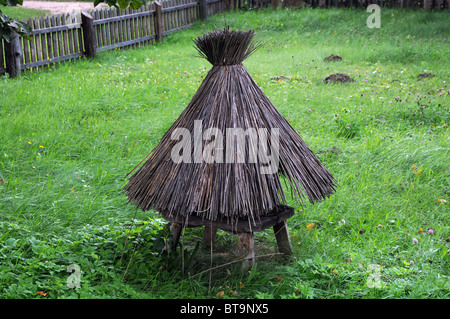 Il vecchio tipo di alveare con tetto di paglia, parco etnografico in Olsztynek, Polonia Foto Stock