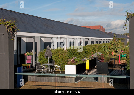 Giardinaggio in città.Comignolo Park, tradizionale proprietà terrazzati a Salford ristrutturato da Urban Splash,design by Shedkm. Foto Stock