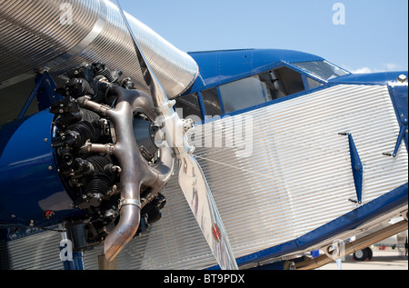 Starboard wing motore e abitacolo di Greg Herrick la restaurata 1927 Ford Tri-Motor '4A-B' aeromobile. Foto Stock