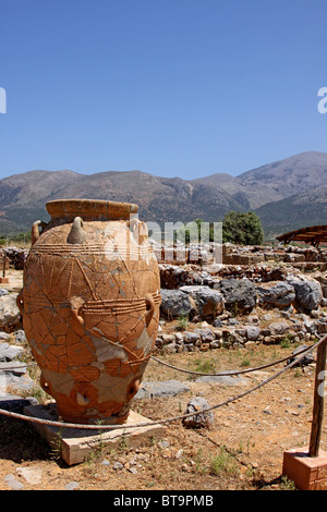 Brocche di argilla e di vasi, Malia Palace, Minoan, scavi archeologici del sito di scavo, Heraklion, Creta, Grecia, Europa Foto Stock