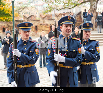 Il cambio della guardia alle porte del castello di Praga Foto Stock