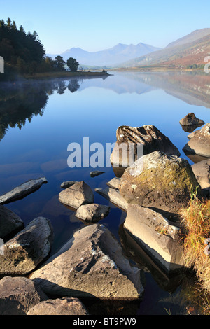 Llyn Mymbyr nel Parco Nazionale di Snowdonia nel Galles del Nord. Catturato su una mattina ancora con Snowdon riflessa nel lago. Foto Stock
