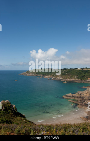 Vista del Moulin Huet Bay, Guernsey, con Petit porto spiaggia in primo piano Foto Stock