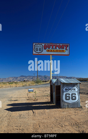 Pubblicità segno e bancarelle sulla storica Route 66, Antares, Kingman, Arizona, USA, America del Nord Foto Stock