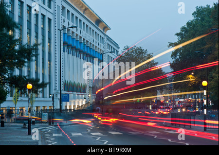 Carreras fabbrica di sigarette su Hampstead Road NW1 di sera, Camden, NW1, London, Regno Unito Foto Stock