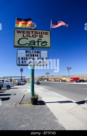 Pubblicità segno e bancarelle sulla storica Route 66, Antares, Kingman, Arizona, USA, America del Nord Foto Stock