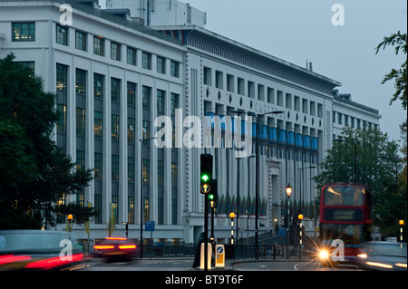 Carreras fabbrica di sigarette su Hampstead Road NW1 di sera, Camden, NW1, London, Regno Unito Foto Stock