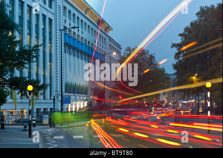 Carreras fabbrica di sigarette su Hampstead Road NW1 di sera, Camden, NW1, London, Regno Unito Foto Stock