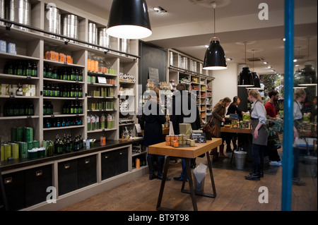 Parigi, Francia, quartiere le Marais, negozi di articoli da regalo locali, Oliviers & Co., Olives Store, arredamento contemporaneo, negozi specializzati a parigi Foto Stock