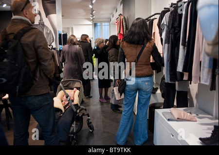 Parigi, Francia, vista grandangolare, quartiere le Marais, negozi di abbigliamento locale, Francia uomo e donna, negozio di abbigliamento posteriore, vintage Foto Stock