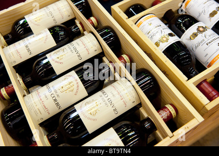 Casi di vino al "Francia Show' si tiene annualmente a Earls Court, Londra, 9 gennaio 2010. Foto Stock