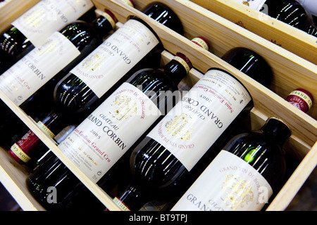 Casi di vino al "Francia Show' si tiene annualmente a Earls Court, Londra, 9 gennaio 2010. Foto Stock