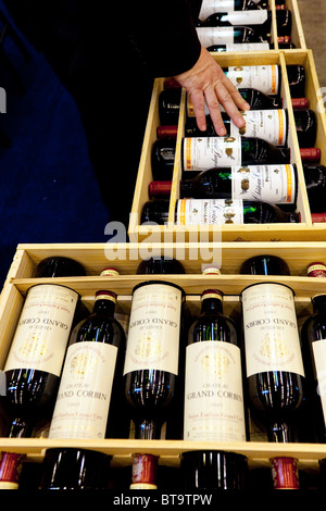 Casi di vino al "Francia Show' si tiene annualmente a Earls Court, Londra, 9 gennaio 2010. Foto Stock