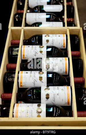 Casi di vino al "Francia Show' si tiene annualmente a Earls Court, Londra, 9 gennaio 2010. Foto Stock