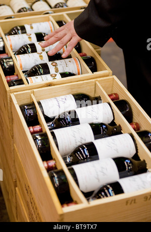 Casi di vino al "Francia Show' si tiene annualmente a Earls Court, Londra, 9 gennaio 2010. Foto Stock