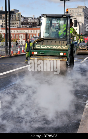 Rifacimento della pavimentazione strada a Waterloo Bridge, Waterloo, London Borough di Lambeth, Greater London, England, Regno Unito Foto Stock