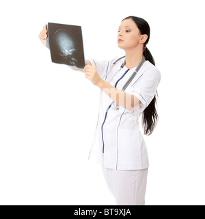 Ritratto di pensosa medico donna in uniforme guardando l'immagine a raggi x. Isolato su sfondo bianco Foto Stock