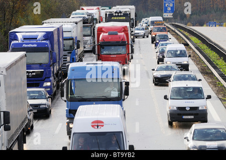 Inceppamento del traffico dopo un incidente sulla A8 autobahn Leonberg, Baden-Wuerttemberg, Germania, Europa Foto Stock