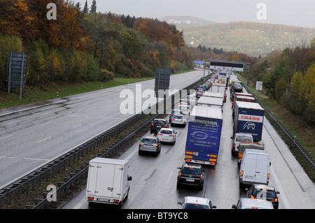 Inceppamento del traffico dopo un incidente sulla A8 autobahn Leonberg, Baden-Wuerttemberg, Germania, Europa Foto Stock